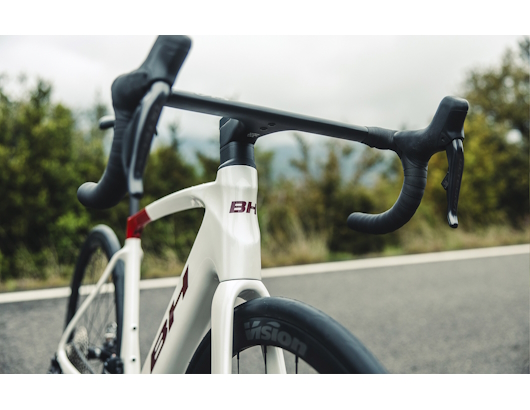 autre photo de IMG/bhbikes/iRS1_carbone_1_6_BH_EC165_blanc_rouge.jpg